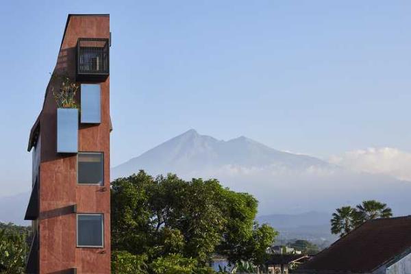 PituRooms can only fit one room per floor. The new hotel in Indonesia is trying to nab the title of being the “world’s skinniest.” But its creator says the project isn’t just about trying to set a world record – it’s about getting international attention for the small town he calls home.