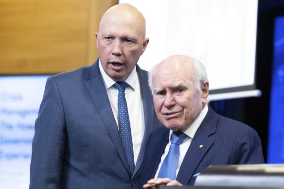 反对党领袖彼得·达顿与前自由党总理约翰·霍华德在2022年。
